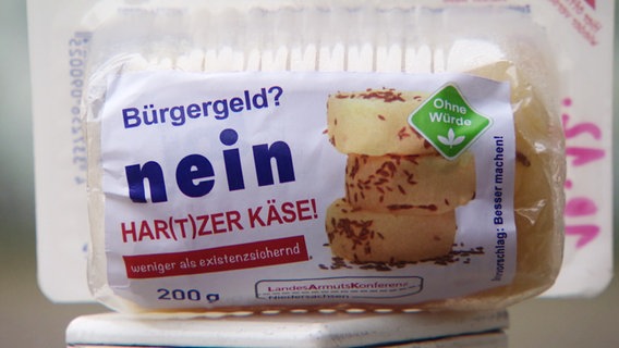 Eine Packung Harzer Käse liegt vor einem Jobcenter. © NDR 