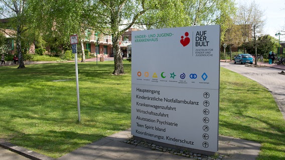 Ein Hinweisschild des Kinder- und Jugendkrankenhauses Auf der Bult in Hannover steht vor dem Eingang der Klinik. © picture alliance / dpa | Jochen Lübke Foto: Jochen Lübke