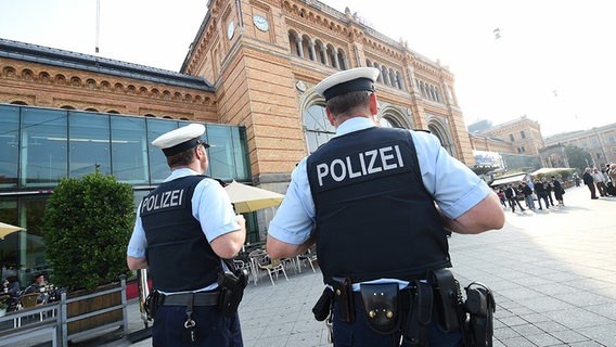 Zwei Beamte der Bundespolizei überwachen den Platz vor dem Hauptbahnhof in Hannover. © dpa Foto: Holger Hollemann