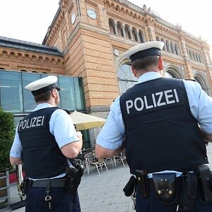 Zwei Beamte der Bundespolizei überwachen den Platz vor dem Hauptbahnhof in Hannover. © dpa Foto: Holger Hollemann