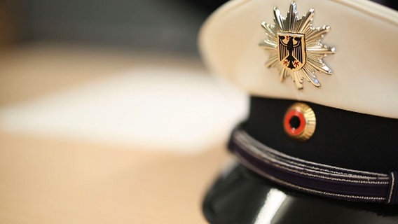 Eine Mütze der Bundespolizei liegt auf einem Tisch. © NDR Foto: Angelika Henkel