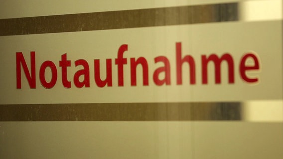 Die Aufschrift "Notaufnahme" steht auf einem Schild in einem Krankenhaus. © NDR Foto: Angelika Henkel