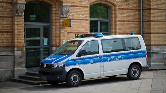 Ein Polizeibus steht vor der Station der Bundespolizei am Hauptbahnhof Hannover. © PictureAlliance /  dpa-Bildfunk Foto: Julian Stratenschulte