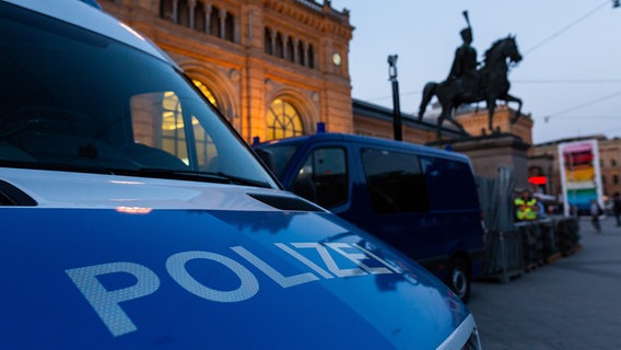 Ein Polizeifahrzeug steht vor dem Hauptbahnhof in Hannover. © picture alliance/dpa | Philipp von Ditfurth Foto: Philipp von Ditfurth