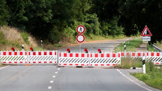 Eine Straßensperre steht auf der Bundesstraße 83 im Landkreis Holzminden. Eine Straßensperre steht auf der Bundesstraße 83 im Landkreis Holzminden. © dpa Foto: Julian Stratenschulte