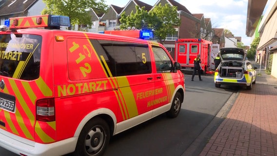 Rettungswagen stehen in einer Straße in Burgdorf. © TeleNewsNetwork 