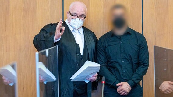 Ein Angeklagter steht neben seinem Verteidiger in einem Gerichtssaal. © picture alliance/dpa/Moritz Frankenberg Foto: Moritz Frankenberg