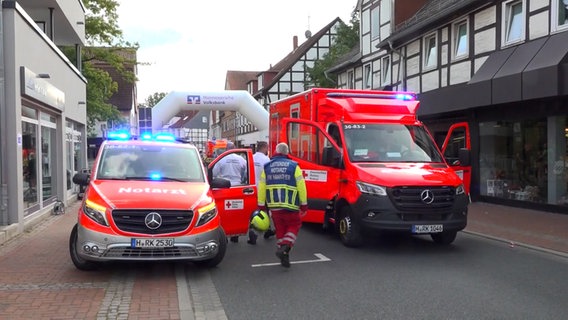 Rettungskräfte bei einem Fest in Burgdorf, nachdem viele Menschen von Insekten gestochen wurden. © TeleNewsNetwork 