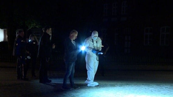 Mitarbeiter der Spurensicherung und Polizeibeamte untersuchen einen Tatort. © TeleNewsNetwork 