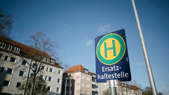 In Hannover ist die Beschilderung einer Ersatzhaltestelle für Linienbusse zu sehen. © NDR Foto: Julius Matuschik