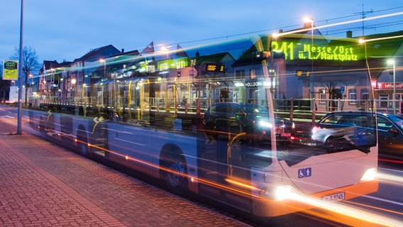 Ein Bus der Üstra steht an einer Haltestelle. © picture alliance/dpa | Julian Stratenschulte Foto: Julian Stratenschulte