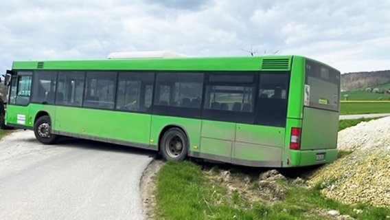 EIn Bus steht quer auf einer Lansdtraße © Polizeiinspektion Hildesheim 