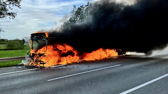 Ein Bus steht auf der A2 in Flammen. © NonstopNews 