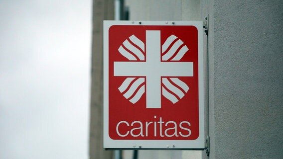 Ein Schild mit der Aufsachrift Caritas hängt an einem Haus. © picture alliance / Eibner-Pressefoto | Hahne /Eibner-Pressefoto Foto: Eibner-Pressefoto | Hahne