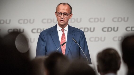 Friedrich Merz, CDU Bundesvorsitzender, spricht zur Eröffnung beim CDU Bundesparteitag. © Michael Kappeler/dpa Foto: Michael Kappeler