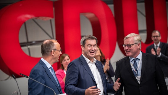 Freidrich Merz (CDU) steht vor einer Videowand, auf der Bernd Althusmann (CDU) gezeigt wird. © Michael Kappeler/dpa Foto: Michael Kappeler