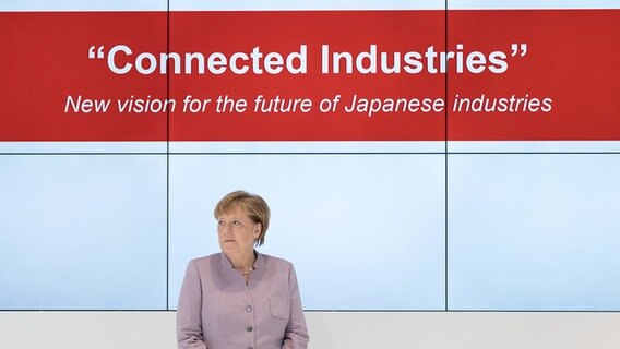 Bundeskanzlerin Angela Merkel (CDU) steht beim Eröffnungsrundgang der CeBIT vor der Projektion "Connected Industries"des Ausstellers Japan. © dpa-Bildfunk Foto: Peter Steffen
