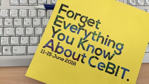Eine Werbepappe der CeBit informiert über die Veranstaltung im Jahr 2018. © NDR Foto: Sven Glagow