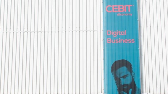 "Cebit und Digital Business" steht auf einem Banner an einer Messehalle im Vorfeld der Messe Cebit. © dpa-Bildfunk Foto: Friso Gentsch