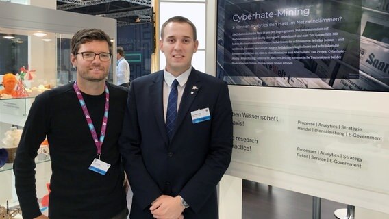 Sebastian Köffer (links) und Marco Niemann vom Projekt "Hatemining" stehen bei der Cebit an ihrem Stand. Sebastian Köffer (links) und Marco Niemann vom Projekt "Hatemining" stehen bei der Cebit an ihrem Stand. © NDR Foto: Carsten Pilger