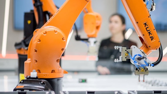 Roboter stehen auf der Hannover Messe am Stand von Kuka in einer "Smart Factory". © dpa-Bildfunk Foto: Julian Stratenschulte