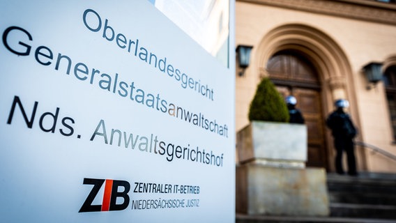 Das Bild zeigt den Eingang des Oberlandesgericht in Celle. © picture alliance Foto: Moritz Frankenberg