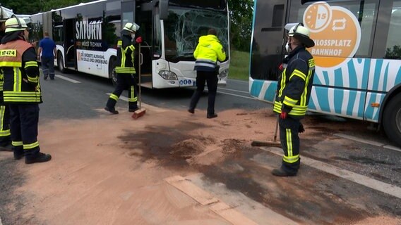 Zwei Schulbusse stehen nach einem Unfall hintereinander. © HannoverReporter 