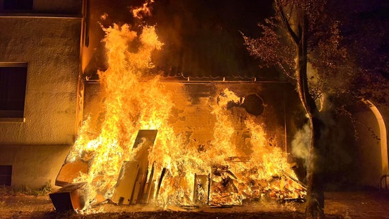 Ein brennender Sperrmüllhaufen vor einem Gebäude in Celle © Feuerwehr Celle 