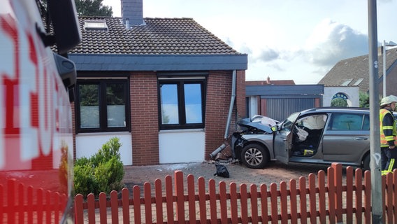 Ein Auto ist bei Celle gegen eine Hauswand gefahren. © Freiwillige Feuerwehr Celle 