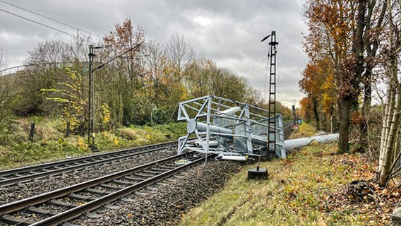 Ein umgestürzter Funkmast liegt auf Gleisen zwischen Celle und Uelzen. © Polizeiinspektion Celle 