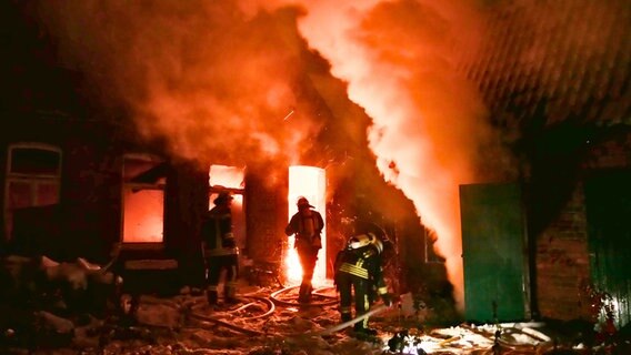Feuerwehrleute bekämpfen einen Brand in Celle. © Feuerwehr Celle 