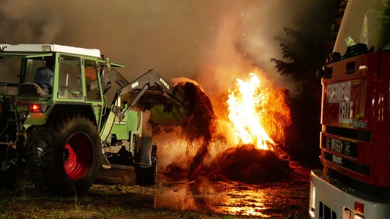 Ein Strohballenbrand wird nachts in Celle gelöscht © Feuerwehr Celle/dpa 
