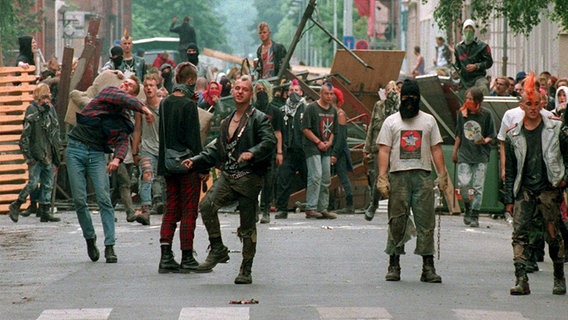Zahlreiche Punks befinden sich naher einer errichteten Barrikade, während der Chaostage 1995 in Hannover. © dpa-Bildfunk Foto: Holger Hollemann