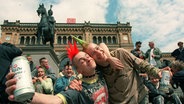 Punker feiern vor dem Hauptbahnhof in Hannover. © picture alliance Foto: Wiebke Langefeld