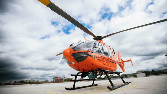 Der Zivilschutz-Hubschrauber „Christoph 4“, aus der Untersicht fotografiert, auf seinem Landeplatz an der Medizinischen Hochschule Hannover. © NDR Foto: Julius Matuschik