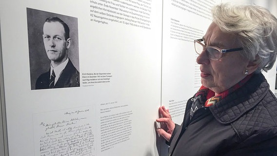 Ruth Gröne betrachtet in der Gedänkstätte Ahlem eine Porträtfotografie, die ihren Vater Erich Kleeberg zeigt. © NDR 
