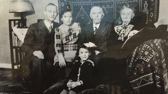 Die Schwarz-Weiß-Fotografie zeigt die Jüdin Ruth Gröne mit ihren Eltern und ihren Großeltern zusammen im Wohnzimmer. © NDR 