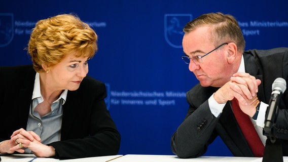 Justizministerin Barbara Havliza (CDU) und Innenminister Boris Pistorius (SPD) sitzen bei einer Pressekonferenz nebeneinander. © picture alliance/dpa/Julian Stratenschulte Foto: Julian Stratenschulte