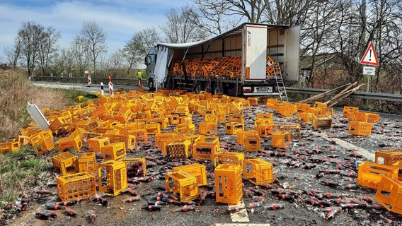 Colaflaschen sind aus einem Anhänger gefallen und liegen auf einer Straße. © PI Hildesheim 