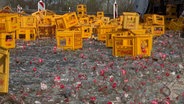 Hunderte Colaflaschen liegen auf einer Straße. © HannoverReporter 