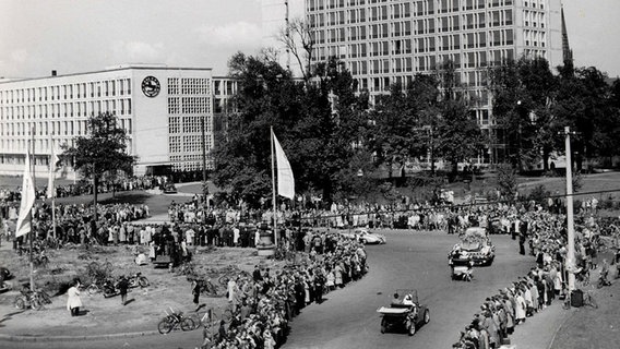 Menschen versammeln sich zur Einweihung des Conti-Hochhauses im Jahr 1953 am Königsworther Platz in Hannover. © Continental AG 