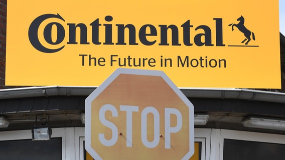 Ein Stop-Schild ist vor einem Continental-Logo zu sehen. © picture alliance Foto: Roberto Pfeil