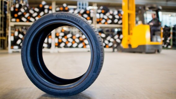 Ein Reifen des Automobilzulieferers und Reifenherstellers Continental AG steht in einer Lagerhalle. © picture alliance/dpa Foto: Julian Stratenschulte