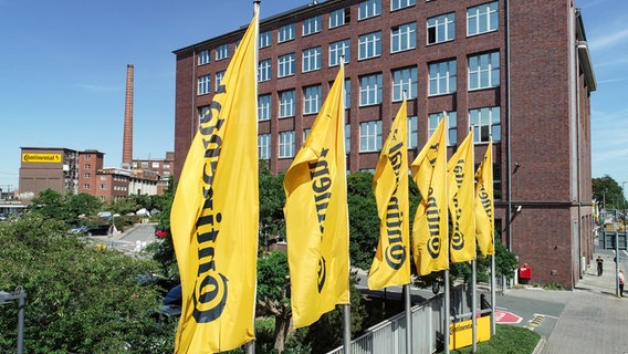 Flaggen vor der Continental Unternehmenszentrale in Hannover © Continental AG 