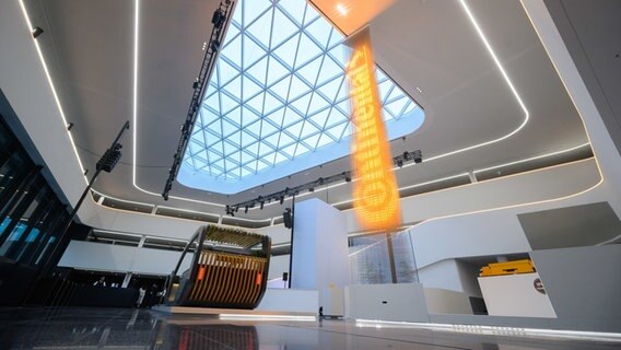 Ein Leuchtband zeigt das Firmenlogo in der neuen Unternehmenszentrale von Continental. © dpa Foto: Julian Stratenschulte
