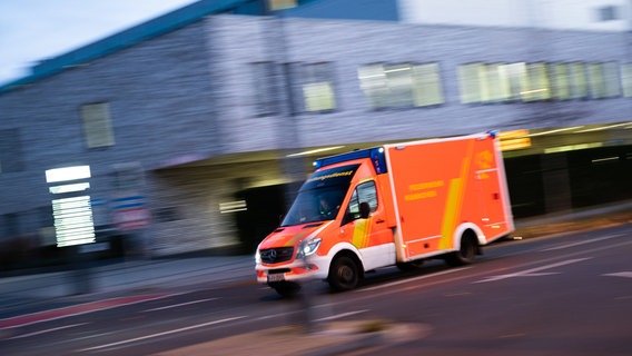 Das Bild zeigt den Weg zur Notaufnahme im Siloah-Krankenhaus in Hannover. © picture alliance/dpa/Julian Stratenschulte Foto: Julian Stratenschulte