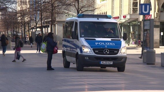 Ein Polizeiwagen in der Innenstadt Hannovers. © NDR 