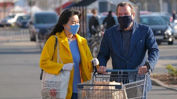Altkanzler Gerhard Schröder und Ehefrau Soyeon Schröder-Kim gehen mit von ihr selbst gebastelten Atemschutzmasken einkaufen. © dpa - Bildfunk Foto: Marcul Prell