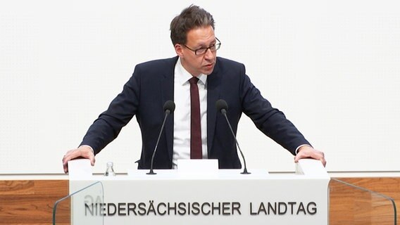Der Fraktionsvorsitzende der FDP Stefan Birkner spricht im niedersächsischen Landtag. © NDR 