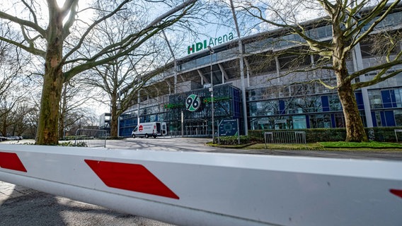 Das Logo des Fußballvereins Hannover 96 ist am Stadion zu sehen. © dpa-Bildfunk Foto: Peter Steffen